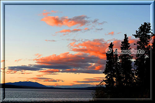 Rote Wolken beim Sunset am Simpson Lake
