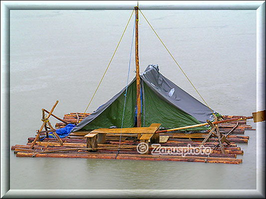 Floos mit Zelt auf dem Yukon River