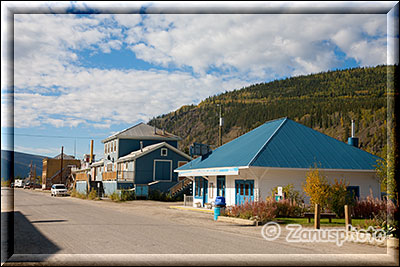 Center der Northwest Territories mit blauem Dach