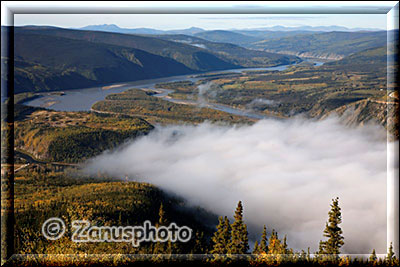 Nebel liegt über Dawson City und dem Yukon River