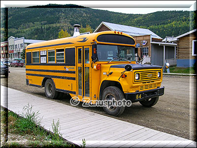 Umgebauter Schulbus dient jetzt als Reisemobil