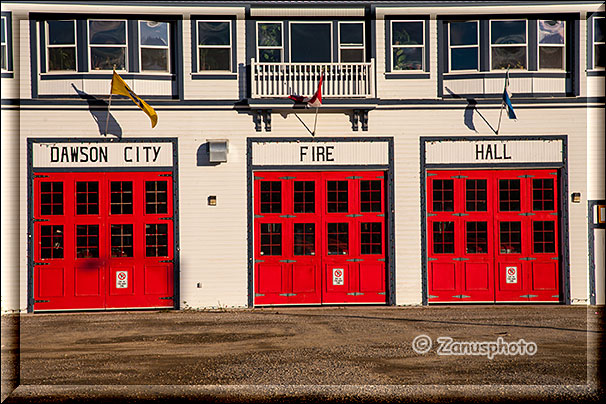 Schmuckes Feuerwehrhaus mit roten Toren nahe am Yukon River