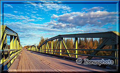 Brücke über einen Creek gleich zu Anfang des Dempster