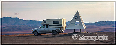 Informations Pylon an der Grenze zu den Northwest Territories