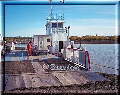 Auf der Fähre über den Peel River