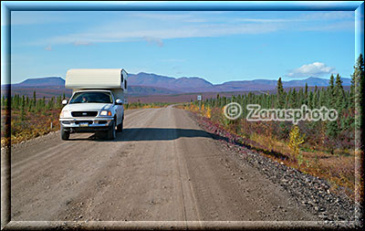 Pickup Camper auf dem Dempster Highway