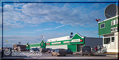 Supermarkt und WohnhÀuser in Inuvik