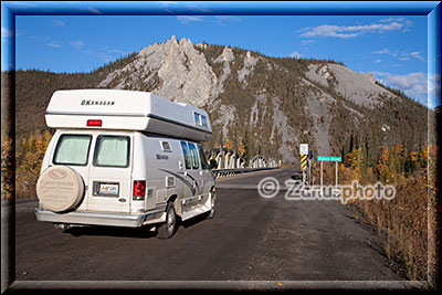 Camper an der Ogilvie River Bridge