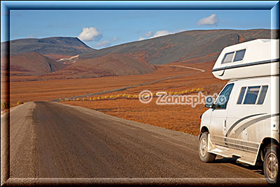 Der Dempster Highway nahe der Grenze zwischen Yukon und Northwest Territories