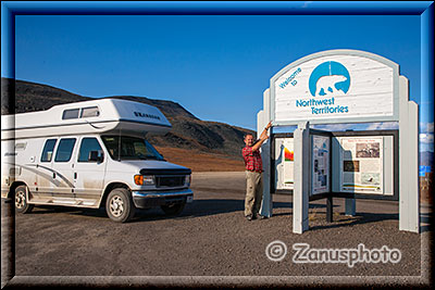 Informations Pylon an der Border zwischen Yukon und Northwest Territories