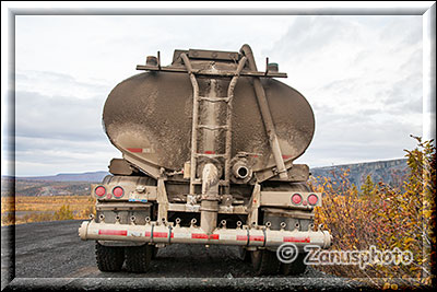 Tankwagen zum Wassersprühen am Highway