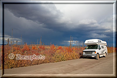 Dunkle Gewitterwolken über dem Dempster Highway