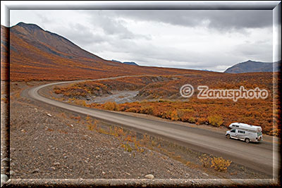 Der Dempster bei Regen am North Fork Pass