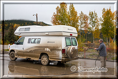 Autowäsche nach der Rückkehr vom Dempster Highway