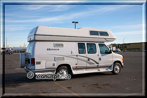 VAN-Camper auf Parkplatz