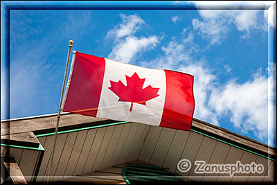 Kanadische Fahne am Hausdach
