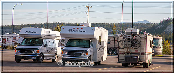 Supermarkt Parkplatz mit Camper Fahrzeugen