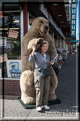 Anchorage, beide haben sich lieb, die Frau und der Standbär