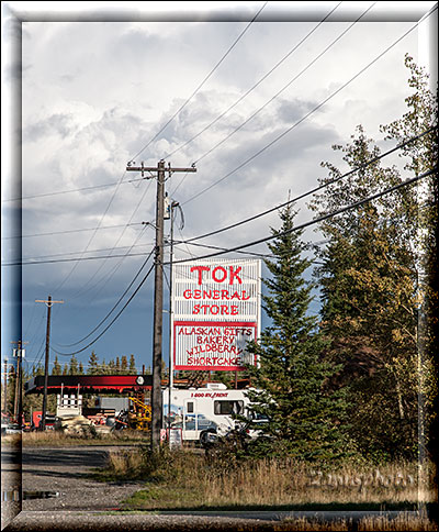 Tok City, Ansicht des General Store und einer Seitenstrasse