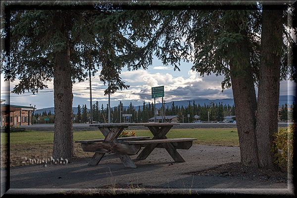 Tok City, Ruhebank nahe dem Alaska Highway in der City