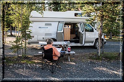 Tok City, auf dem Campground entspannt sich eine Frau