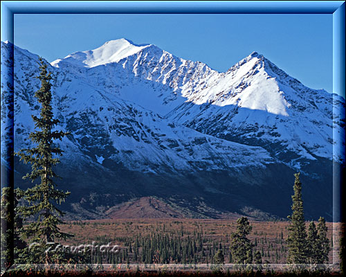 Alaska, Verschneite Berge an der Road