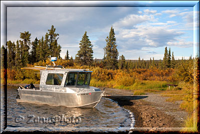 Boot am Paxon Lake nahe dem Richardson Highway