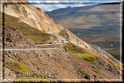 Alaska, wir können einige Kilometer die gekommene Road entlang schauen