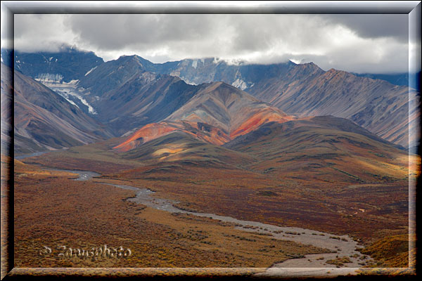 Alaska, am Start schien die Sonne. Weiter im Park haben sich die McKinley Giganten hinter Wolken versteckt