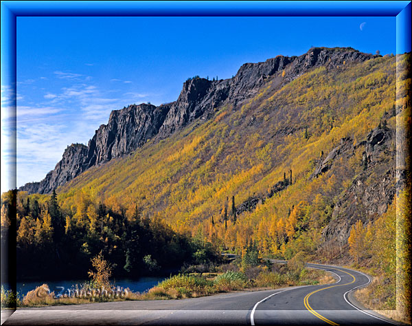 Glenn Highway, in Herbstfarben am Long Lake