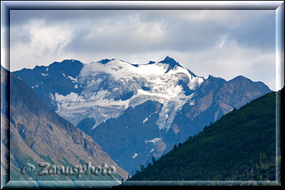 Eklutna Lake mit darüber liegendem Glacier