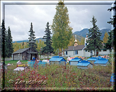 Glenn Highway, Eklutna Lake Area, Grabhäuser nach Indianer Sitte