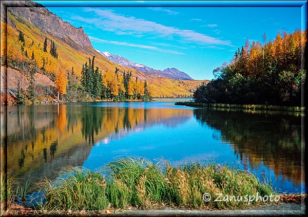 Glenn Highway, Long Lake im Indian Summer Kleid