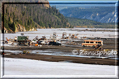 Kennikott, am Ufer des Copper River sehen wir Fischräder die von Natives betrieben werden