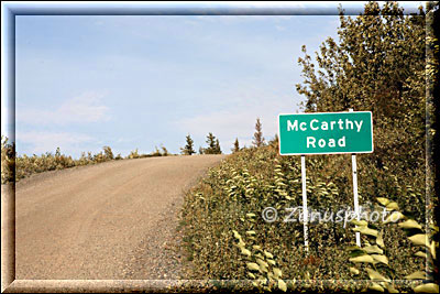 Ab hier beginnt die McCarthy Road die uns in Alaska auf diese Strecke bringt