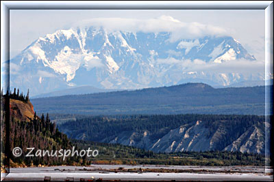 Kennicott, in Chitina entdecken wir das Wrangel Massiv im Hintergrund