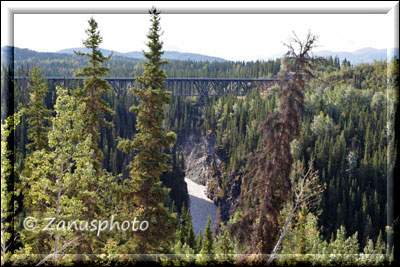 Kennicott, diese Road auf der alten Eisenbahnstrecke führt über eine alte Eisenbahnbrücke