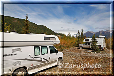 Unser Camper steht in Alaska auf dem Campground der McCarthy Road