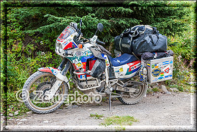 Kennicott, ein abgestelltes Motorrad damit man zu Fuss weiter kommen kann