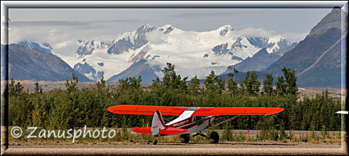 Kennicott, eine rote Maschine auf dem McCarthy Airport