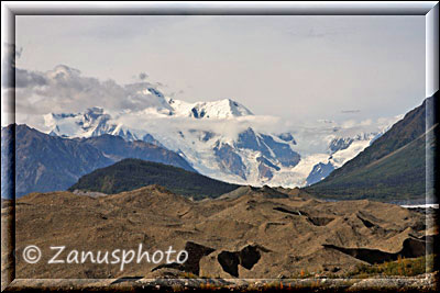 Der Kennicott Glacier im Hintergrund von der Alaskamine aus gesehen