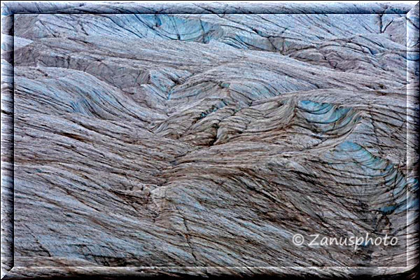 Kennicott, zerklüftetes Eis am Fusse des Root Glaciers auf unserem Weg