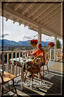 Kennicott, am Ende der Wandertour ein Besuch auf der Terasse der Kennicott Glacier Lodge