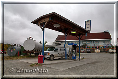 Tankstelle bei der Paxon Junction in Alaska