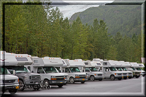 Exit Glacier, viele Wohnwagen parken am Glacier Parkplatz