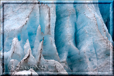 Blaue und weisse Gletscherspitzen am Exit Glacier