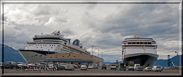 Seward, grosse Schiffe ankern im Hafen