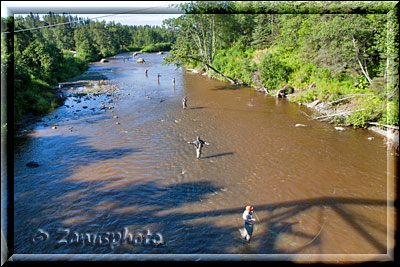 Homer Spit, Fischer stehen im niedrigen Wasser eines Flusses