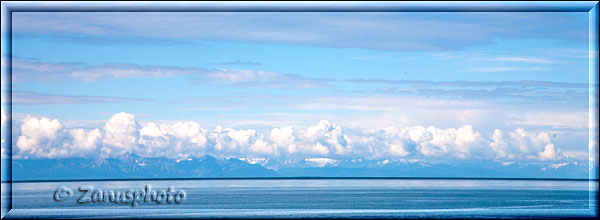 Cook Inlet mit gegenüberliegender Chigmit Kette