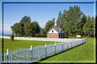 Kenai, die Nicolas Memorial Chapel zeigt sich am Rande des Weges